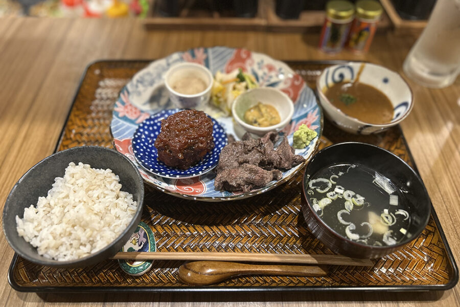 「ムギワラ」牛たん焼き（ハーフ）と牛たんハンバーグ定食