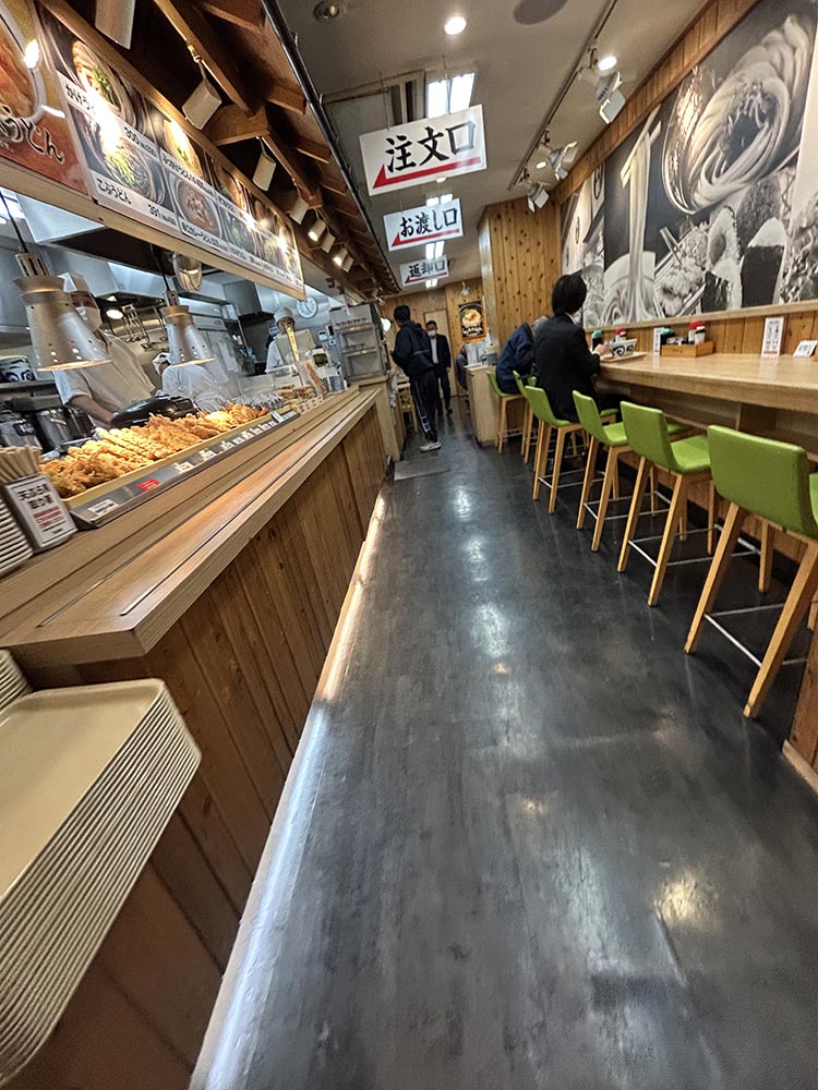 「つるまる饂飩」店内