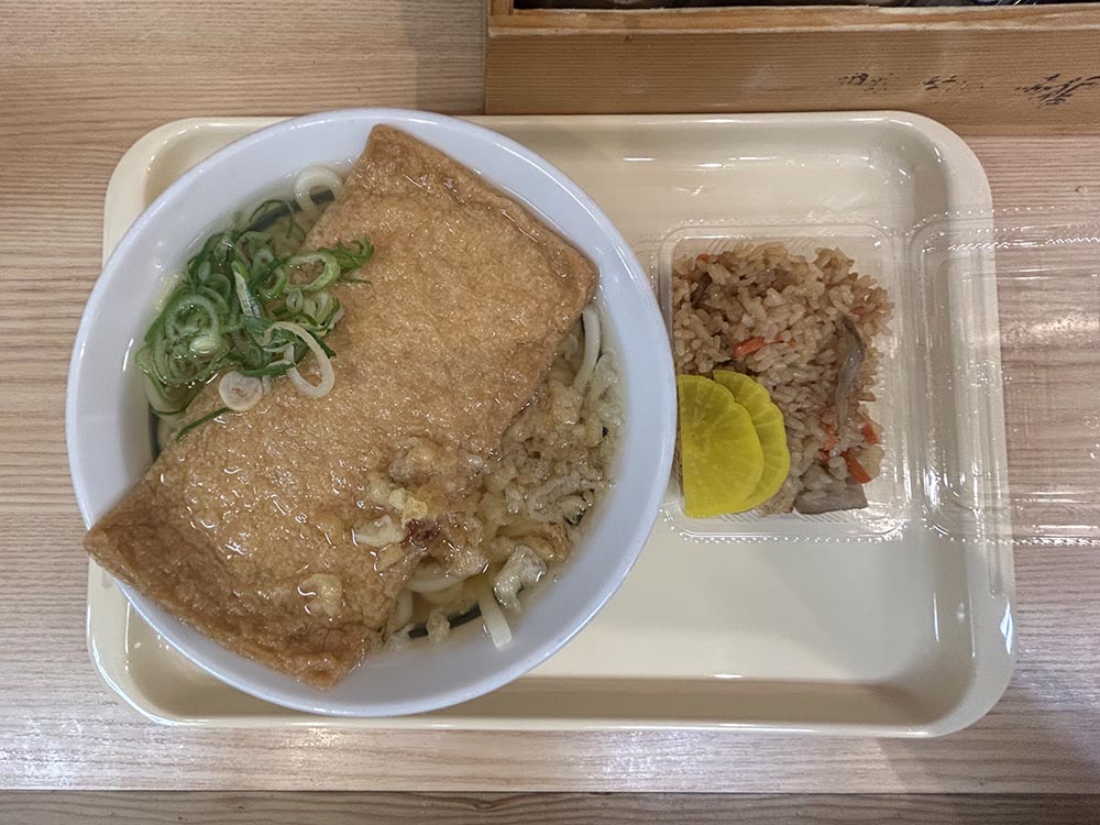 「つるまる饂飩」きつねうどんと鳥めし